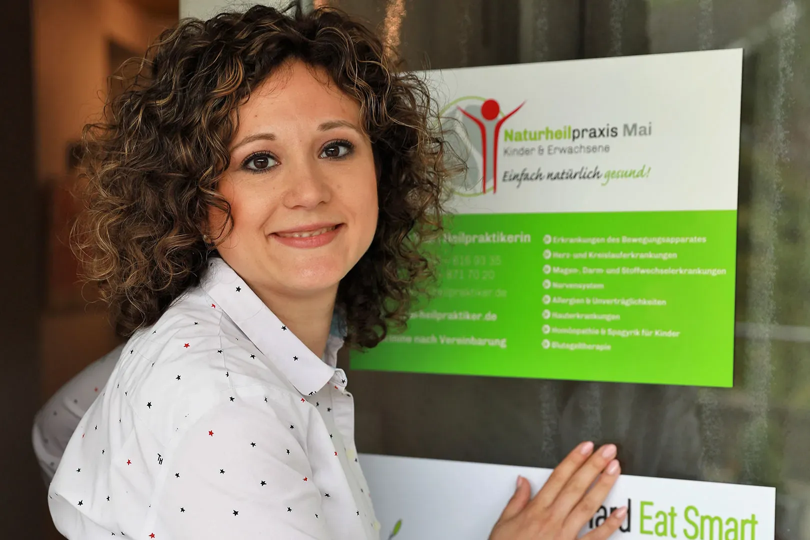 Carina Mai an der Praxistür
